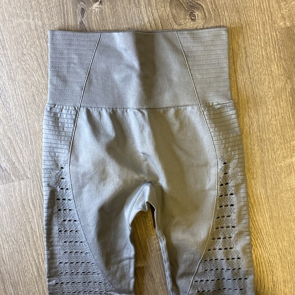 Light gray workout leggings - Picture 3 of 3